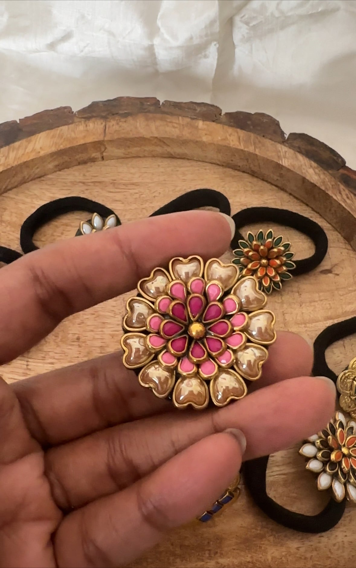 Dual Shaded Daisy in Heart Kundan Rubber Band/Hair Tie