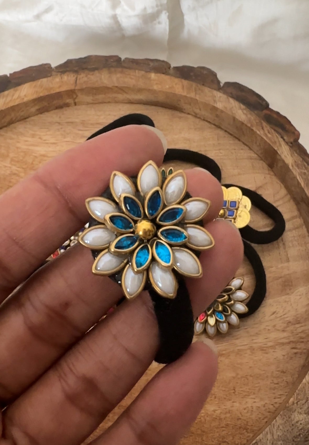 Small Pearl White Leaf Daisy Dual Colour Kundan Rubber Band/Hair Tie
