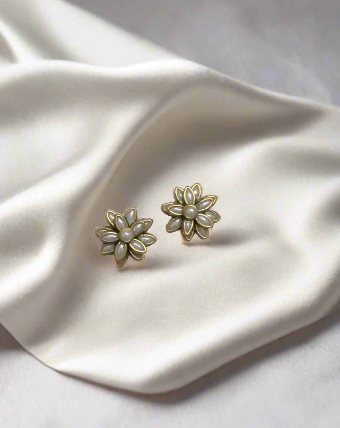Ceramic White Kundan Studs/Earrings